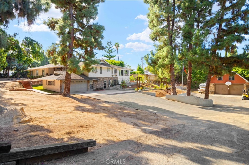 5981 Lakeview Avenue