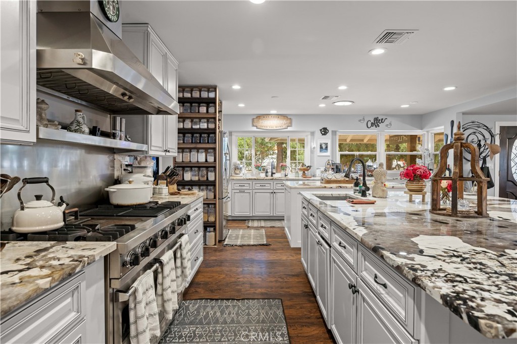 5981 Lakeview Avenue