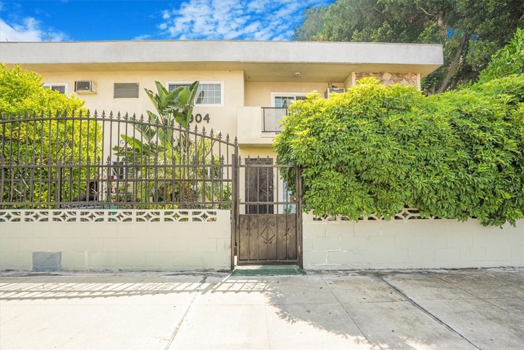 A fantastic lower-level condominium in North Hollywood just became available. This unit is ideally located near various amenities, including shopping centers, schools, and convenient transportation options. It's also close to the vibrant NoHo Arts District, offering easy access to entertainment and dining.
Situated in an eight-unit building, this condominium features two comfortable bedrooms and two bathrooms, providing ample space. You'll also find abundant storage throughout the unit and a generously sized living room perfect for relaxation or entertaining. One of the most appealing features is the super spacious private patio, which boasts beautiful fruit trees and numerous plants, creating a serene outdoor oasis. Perfect for first time buyers, investors or someone looking to downsize.