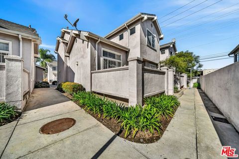 Photo of 820 W Compton Boulevard #17, Compton, CA 90220 (MLS # 26652057)
