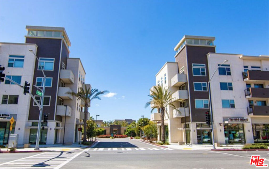 552 E Carson Street 408