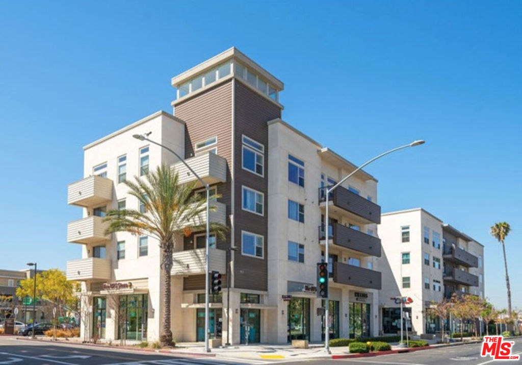 552 E Carson Street 408