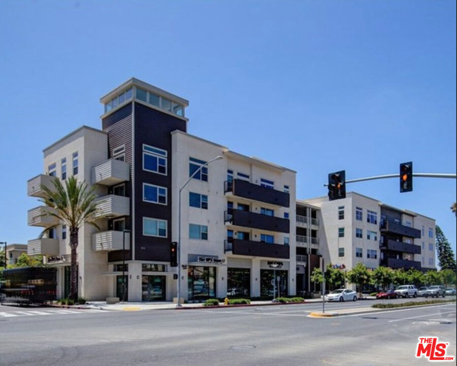 552 E Carson Street 408