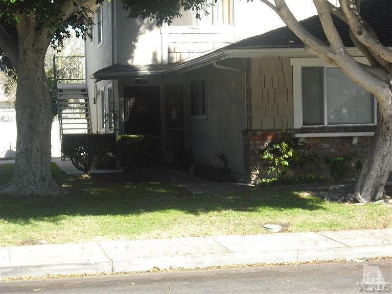 Gorgeous, upgraded all one floor penthouse condominium. Large living room and master bedroom with walk-in closet. Garage with electric door opener and several pools very close by. Also School, city park, marina, beaches and lots of shopping nearby.