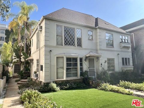 Photo of 442 N Palm Drive, Beverly Hills, CA 90210 (MLS # 25629603)