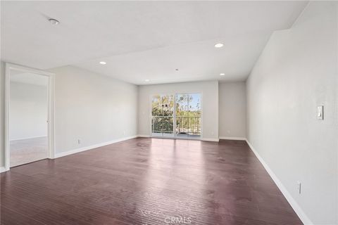 Tiny photo for 5692 Como Cir, Woodland Hills, CA 91367 (MLS # DW26049930)