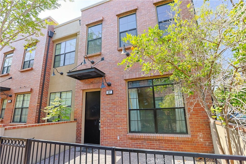527 W Maple AVE