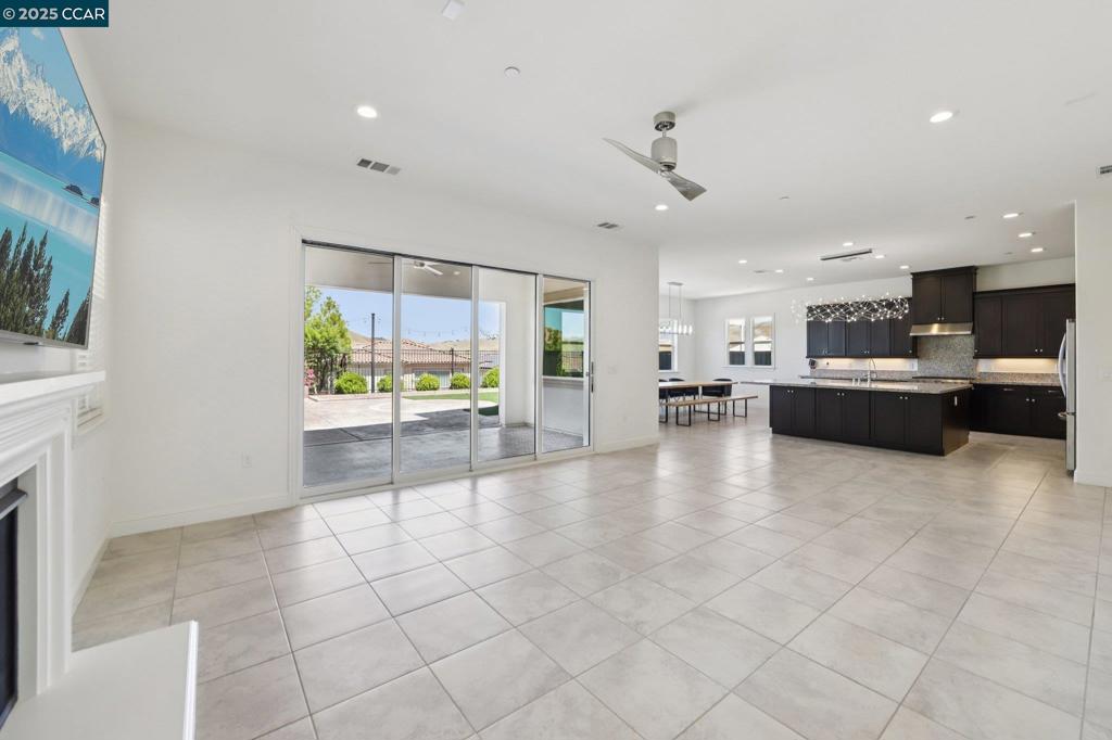2909 Tulare Hills Dr