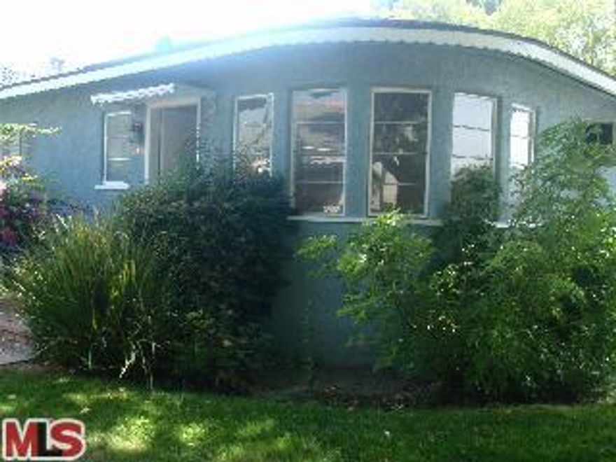CHARMING CALIFORNIA BUNGALOW STYLE APARTMENT - BEAUTIFUL TREE-LINED STREET - CLOSE TO STUDIOS, SHOPPING AND FREEWAYS - HARDWOOD FLOORS -LIGHT, BRIGHT & AIRY