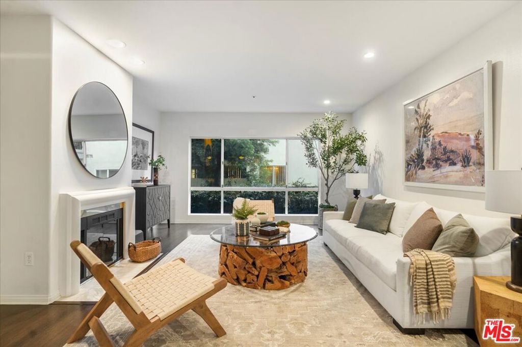Photo of 11855 Goshen Avenue #104, Los Angeles, CA 90049 (MLS # 26102813)