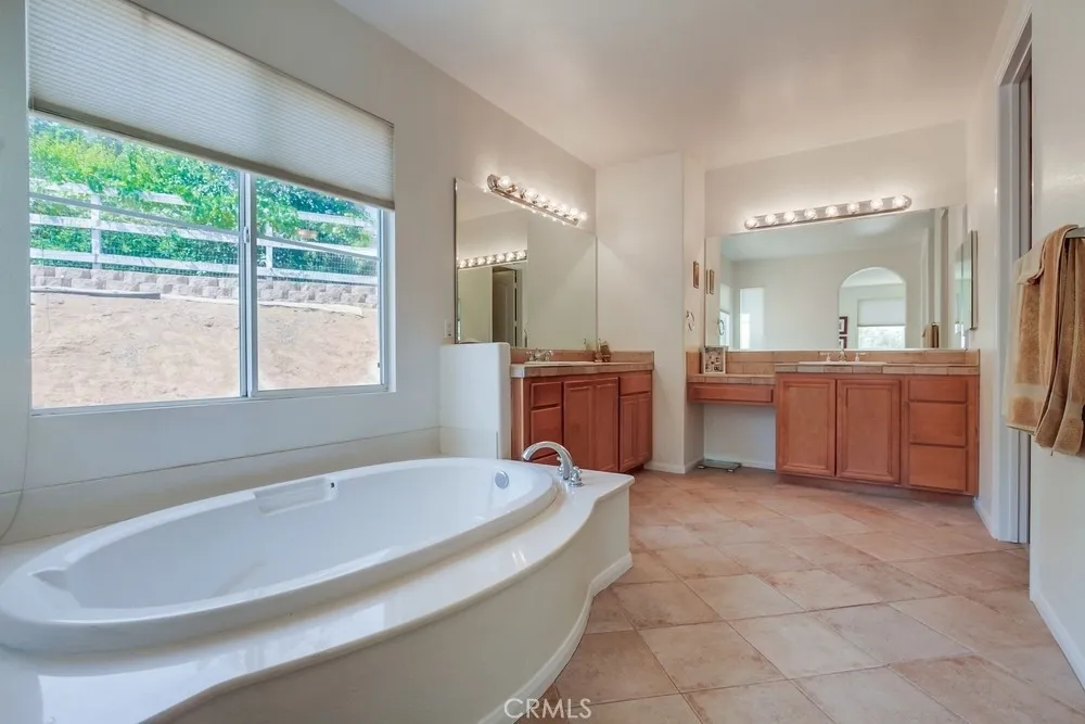 Fallbrook, California 92028, United States, 5 Bedrooms Bedrooms, ,4 BathroomsBathrooms,Residential,Active,189799