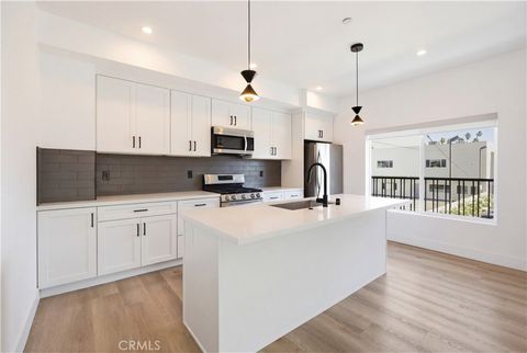 Photo of 21721 Hart St, Canoga Park, CA 91303 (MLS # SR26073122)