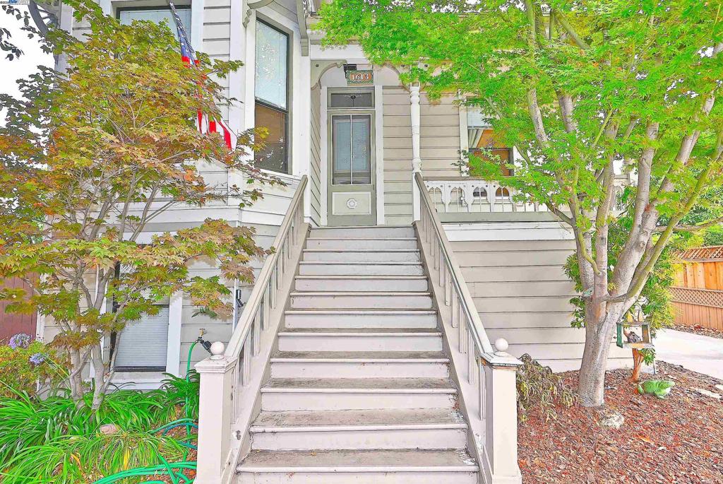 1613 Union St