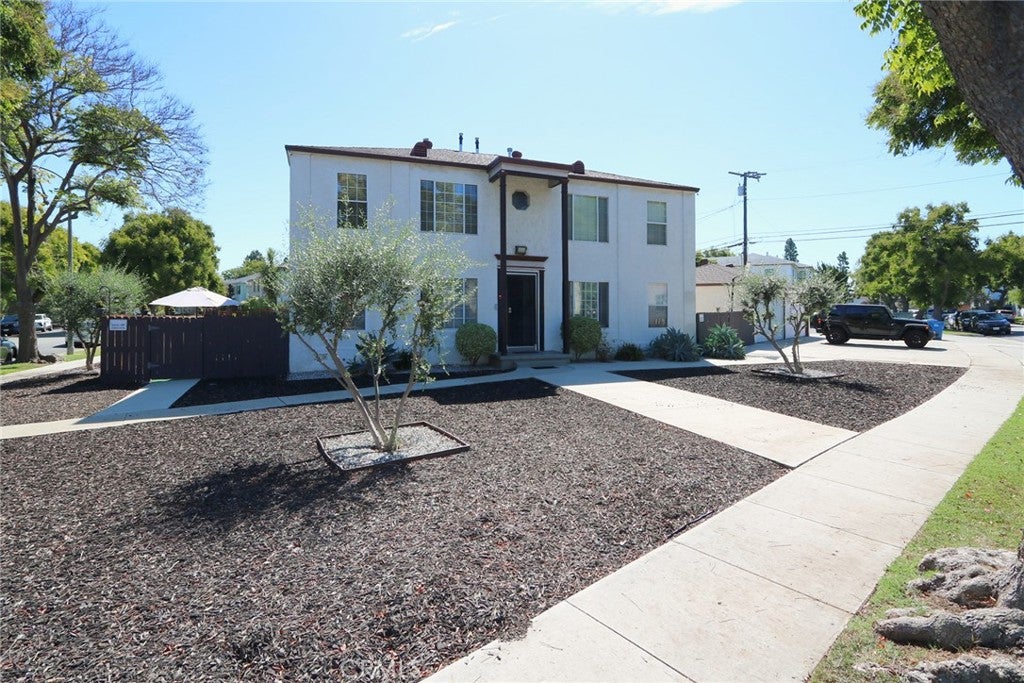 404 E Freeland