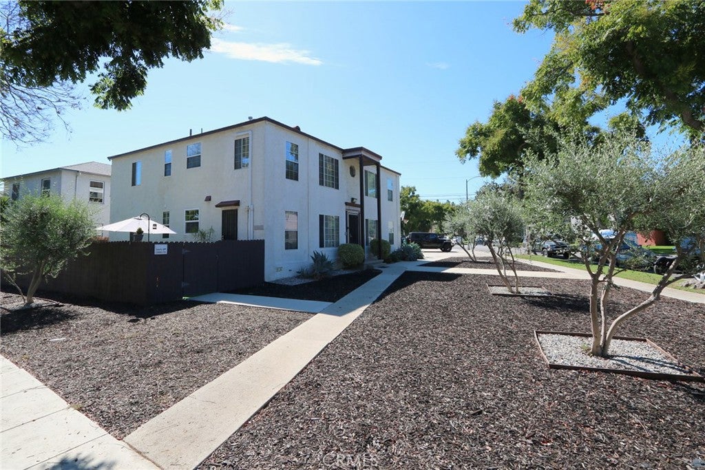 404 E Freeland