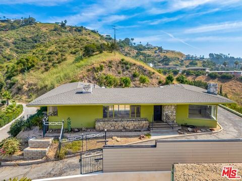 Photo of 1682 Larco Way, Glendale, CA 91202 (MLS # 26669225)