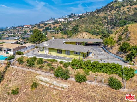 Tiny photo for 1682 Larco Way, Glendale, CA 91202 (MLS # 26669225)