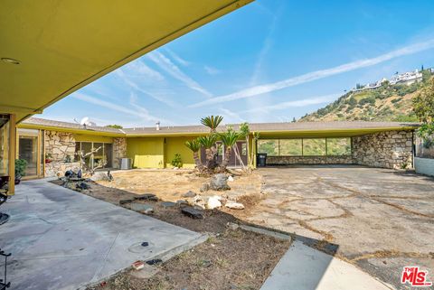 Tiny photo for 1682 Larco Way, Glendale, CA 91202 (MLS # 26669225)