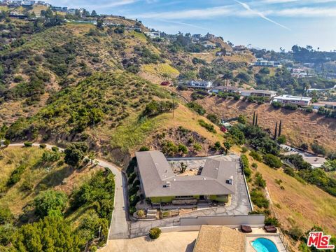 Tiny photo for 1682 Larco Way, Glendale, CA 91202 (MLS # 26669225)