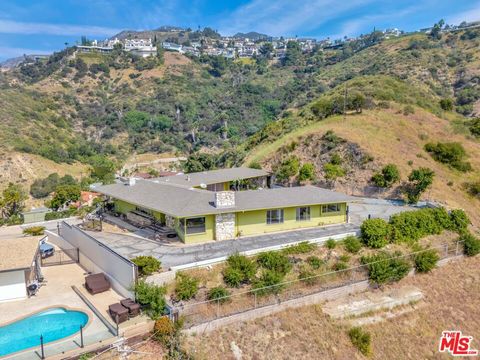 Tiny photo for 1682 Larco Way, Glendale, CA 91202 (MLS # 26669225)