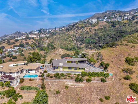 Tiny photo for 1682 Larco Way, Glendale, CA 91202 (MLS # 26669225)