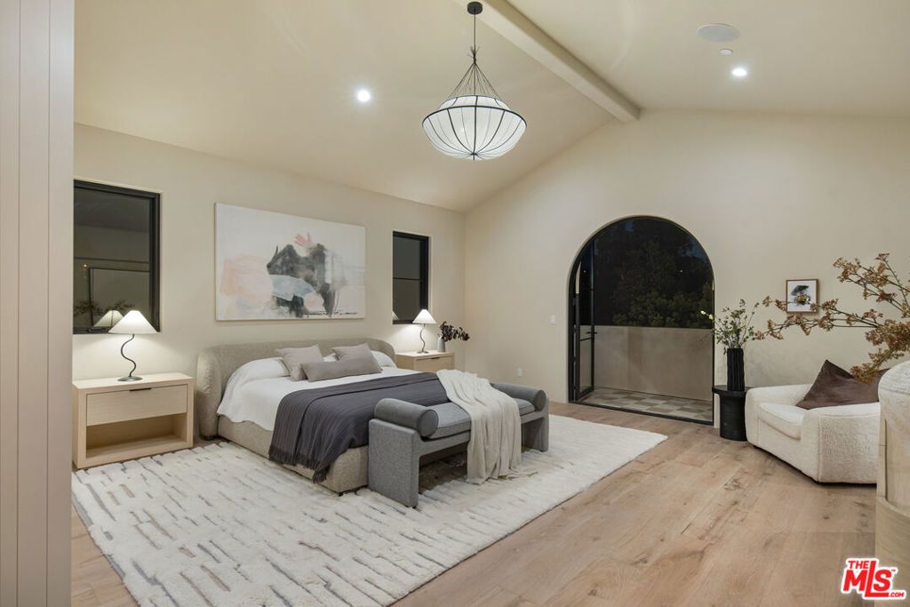 listing image 130727523525991881418
