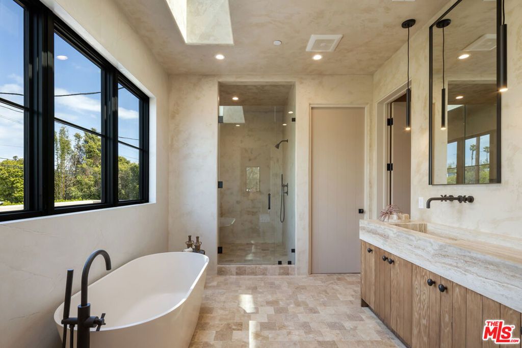 listing image 130726755793321324925