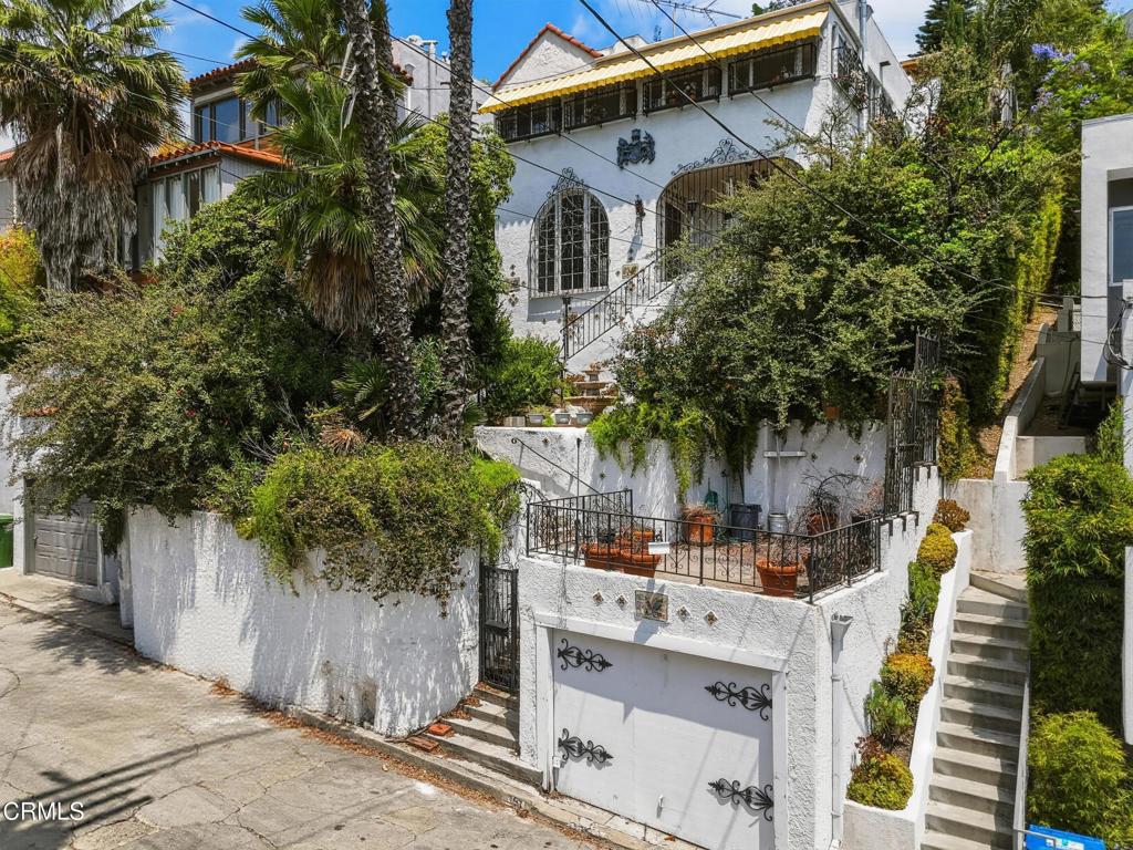 3911 De Longpre Avenue