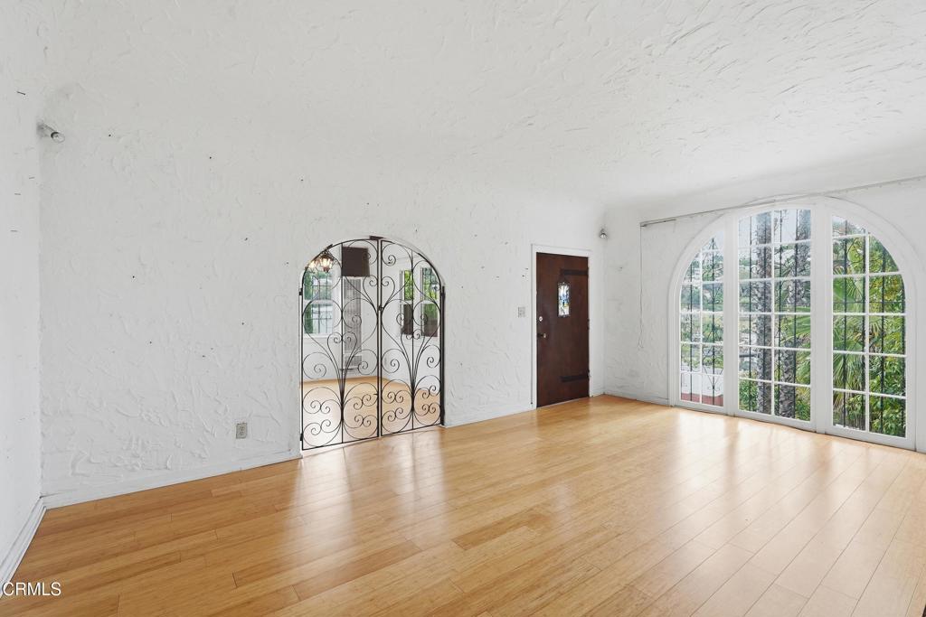 3911 De Longpre Avenue, Los Angeles CA 90027