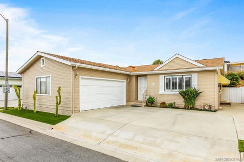 Photo of 1171 Via Santa Paulo, Vista, CA 92081 (MLS # 260011595SD)