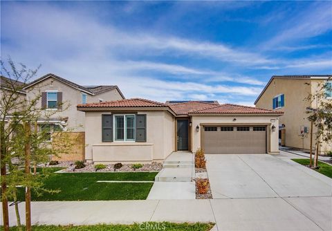 Photo of 16746 Mistletoe Ln, Fontana, CA 92336 (MLS # CV26051692)