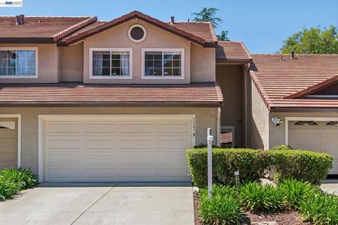 Photo of 1307 Chateau Cmn, Livermore, CA 94550 (MLS # 41132964)