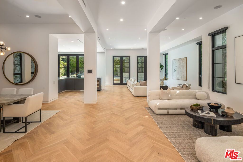 Photo of 636 N Kilkea Drive, Los Angeles, CA 90048 (MLS # 26647371)