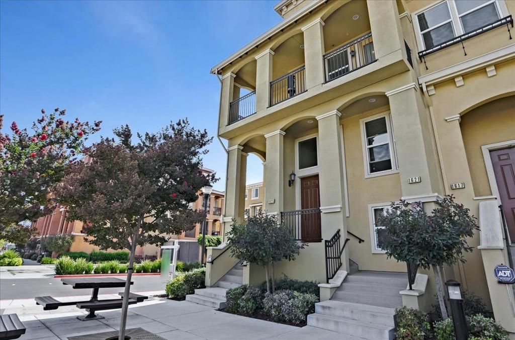 listing image 130725503600203978423