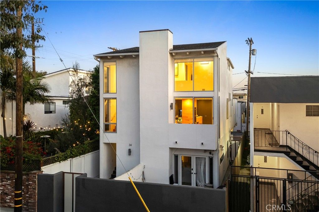 Photo of 34 S Venice Boulevard #2, Venice, CA 90291 (MLS # OC26001485)