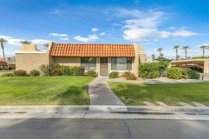Condo in corner! 3 bedrooms 2 full baths.Great location near in the complex close to the pools and tennis court , beautiful private patio. it has two assigned covered garage . Mountain View villas is located close Eisenhower hospital, Disney cotton, shops and shopping.