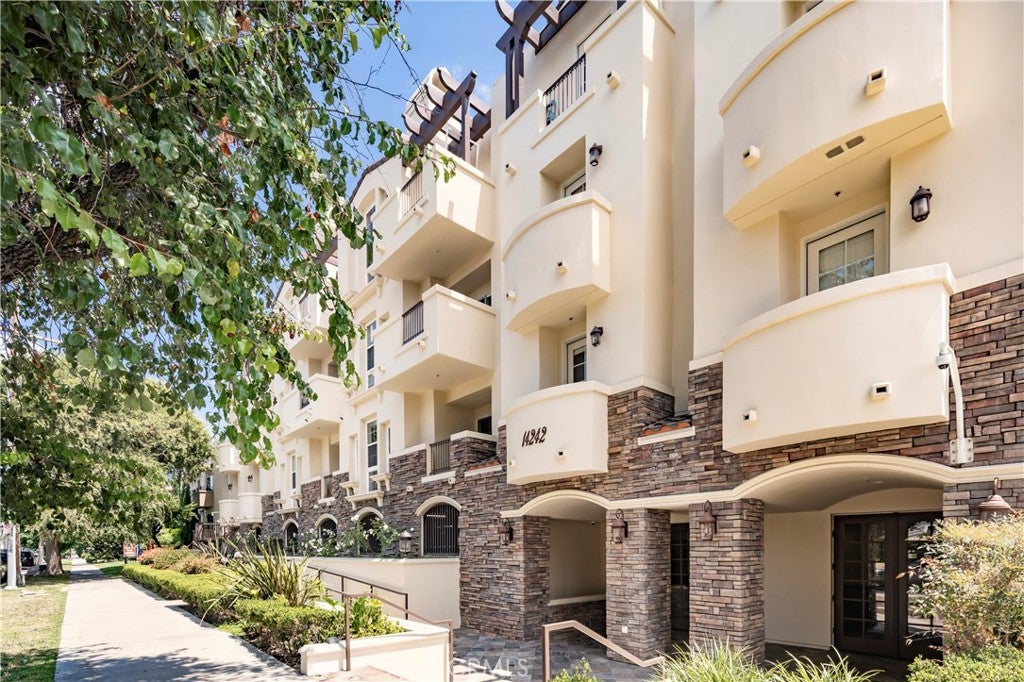 14242 Burbank 307
