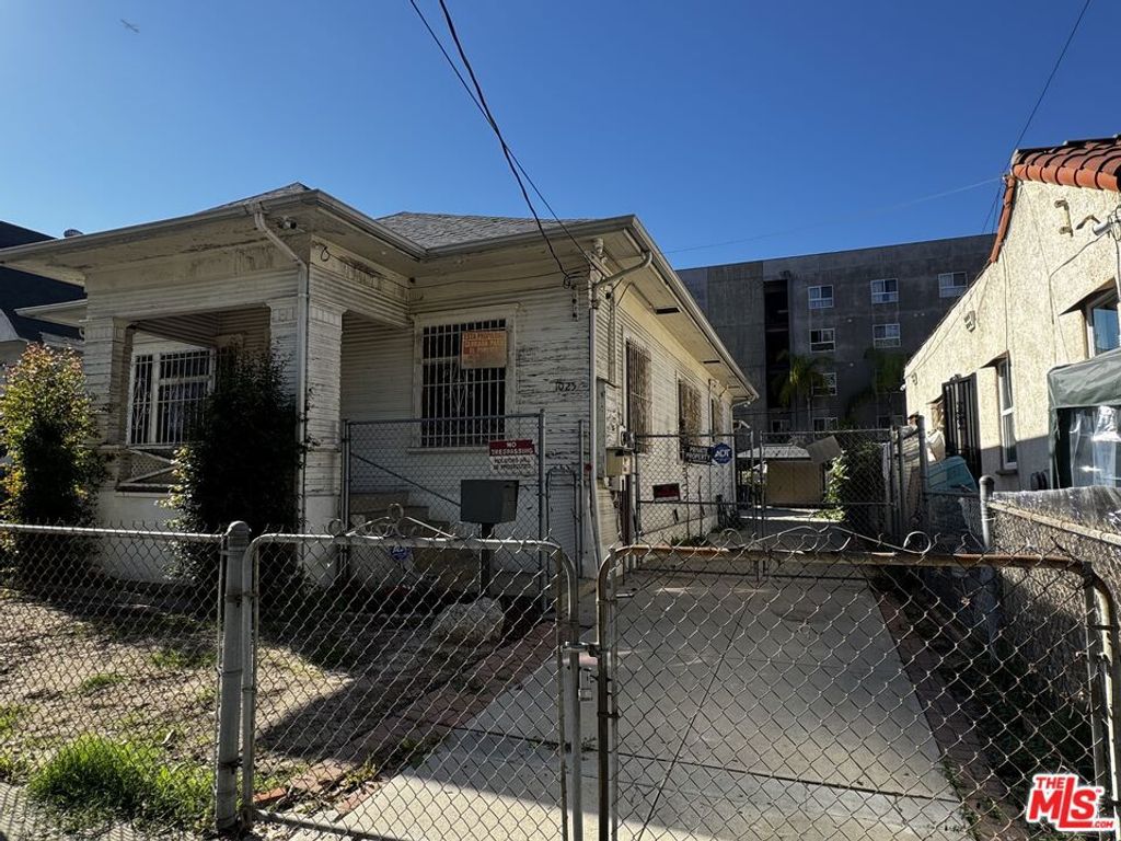 Photo of 1025 S Kenmore Avenue, Los Angeles, CA 90006 (MLS # 25628705)