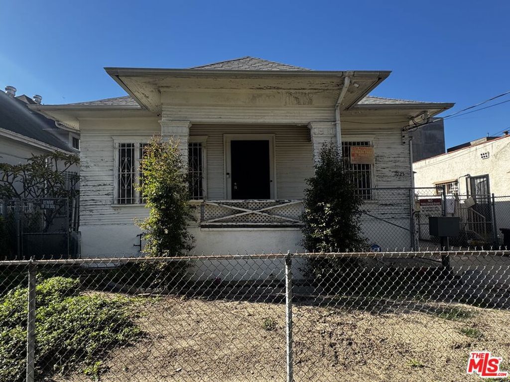 Photo of 1025 S Kenmore Avenue, Los Angeles, CA 90006 (MLS # 25628705)