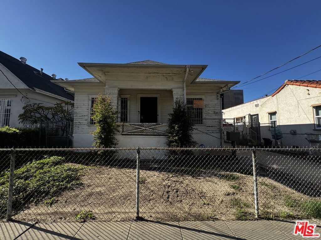 Photo of 1025 S Kenmore Avenue, Los Angeles, CA 90006 (MLS # 25628705)