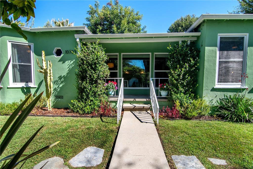 Photo of 10703 Collins Street, North Hollywood, CA 91601 (MLS # BB26178945)