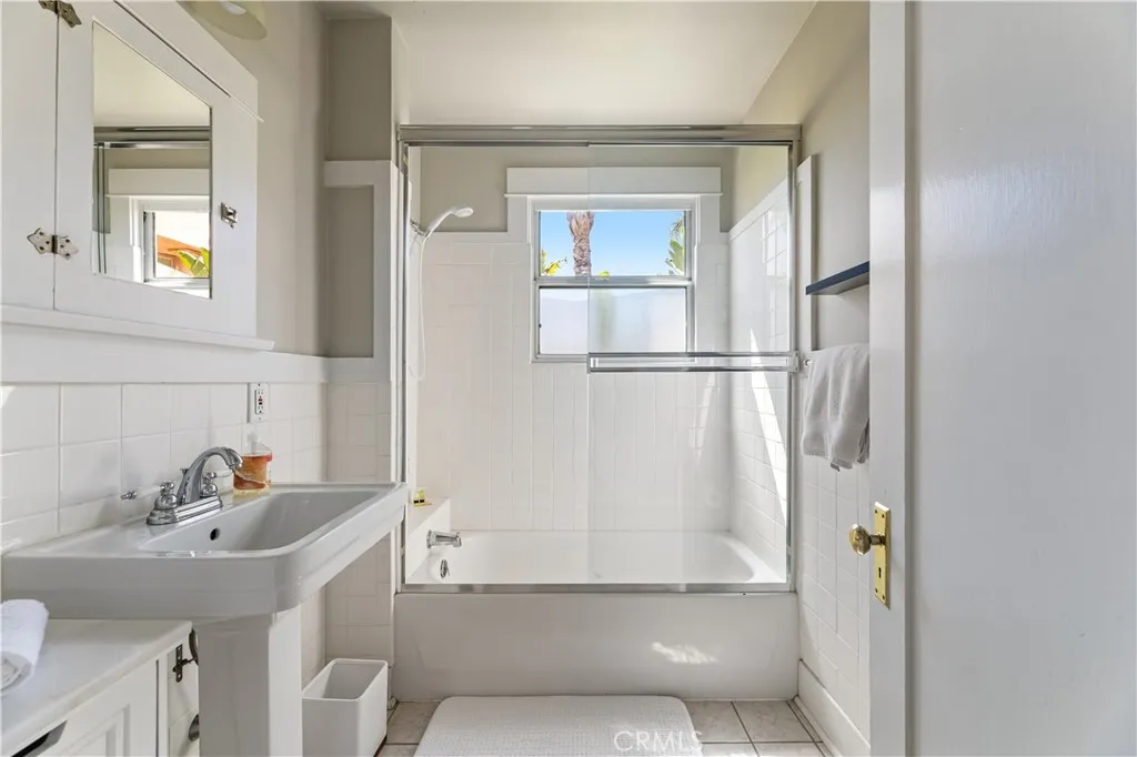 Toluca Lake, California 91602, United States, 3 Bedrooms Bedrooms, ,3 BathroomsBathrooms,Residential,Contingent,123186