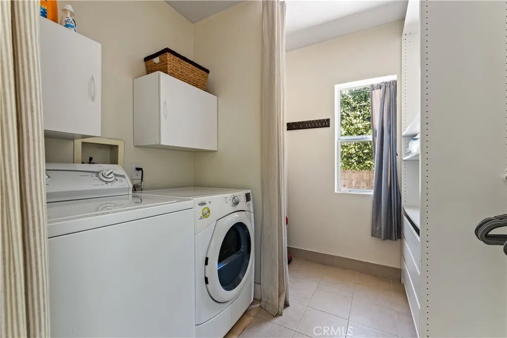 Toluca Lake, California 91602, United States, 3 Bedrooms Bedrooms, ,3 BathroomsBathrooms,Residential,Contingent,123186