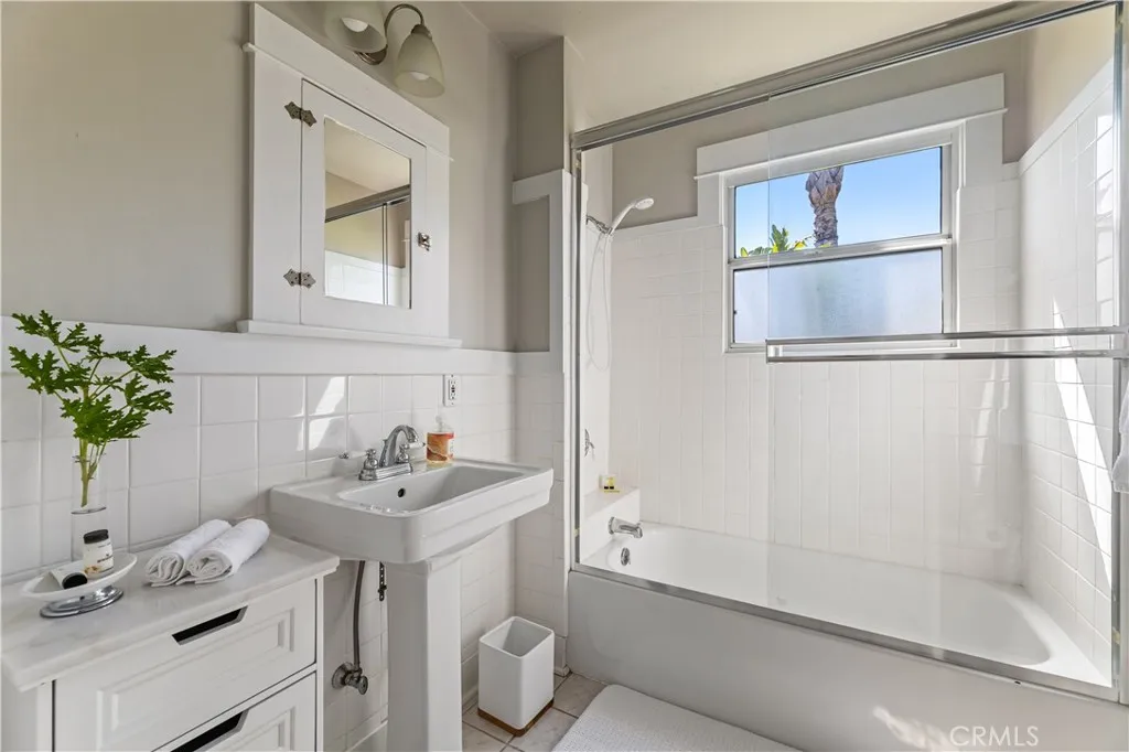 Toluca Lake, California 91602, United States, 3 Bedrooms Bedrooms, ,3 BathroomsBathrooms,Residential,Contingent,123186