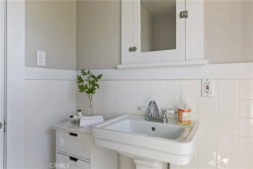 Toluca Lake, California 91602, United States, 3 Bedrooms Bedrooms, ,3 BathroomsBathrooms,Residential,Contingent,123186