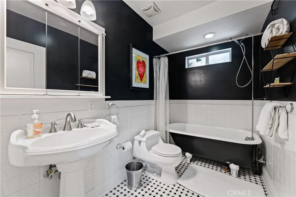 Toluca Lake, California 91602, United States, 3 Bedrooms Bedrooms, ,3 BathroomsBathrooms,Residential,Contingent,123186