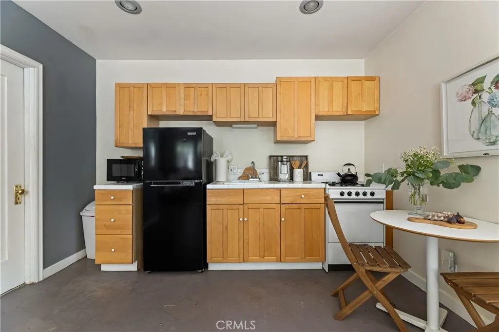 Toluca Lake, California 91602, United States, 3 Bedrooms Bedrooms, ,3 BathroomsBathrooms,Residential,Contingent,123186