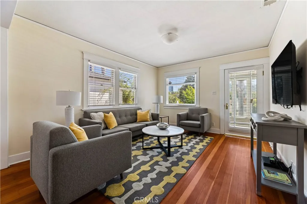 Toluca Lake, California 91602, United States, 3 Bedrooms Bedrooms, ,3 BathroomsBathrooms,Residential,Contingent,123186