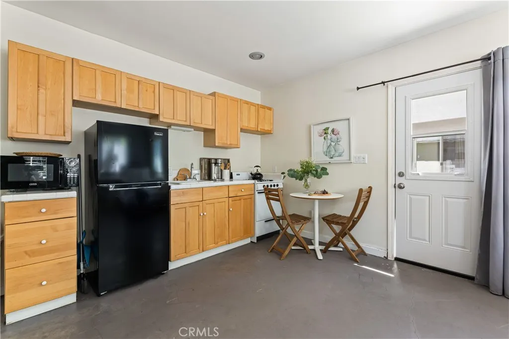 Toluca Lake, California 91602, United States, 3 Bedrooms Bedrooms, ,3 BathroomsBathrooms,Residential,Contingent,123186