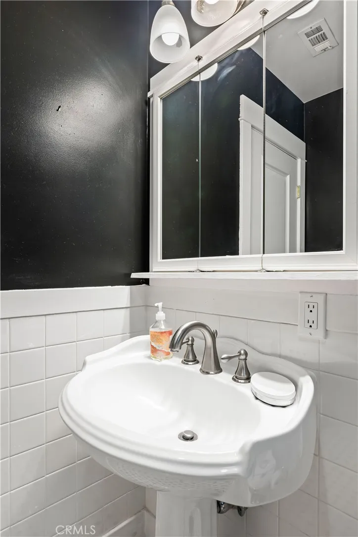 Toluca Lake, California 91602, United States, 3 Bedrooms Bedrooms, ,3 BathroomsBathrooms,Residential,Contingent,123186